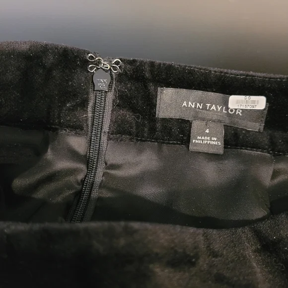 Ann Taylor Fully Lined Black Velvety Mini Skirt Size 4 - Picture 3 of 7